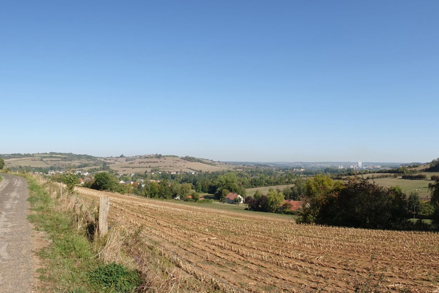 Zicht op Lamorteau tijdens de wandeling