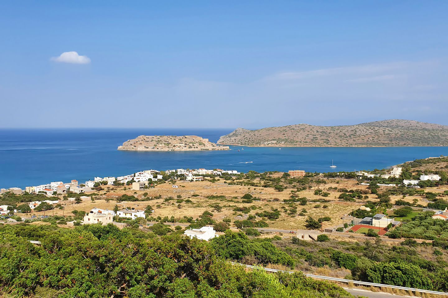 Het eiland Spinalonga in de verte